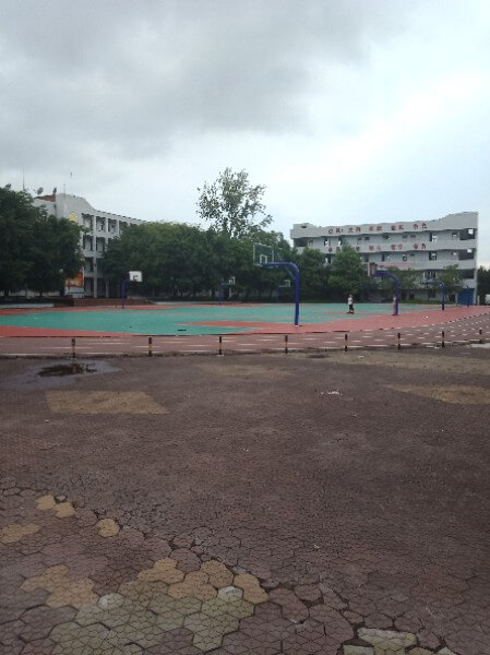 地處內(nèi)江市東興區(qū)郭北鎮(zhèn)。學(xué)校依山傍水，位于清流河畔，獅子山腳下。五十多年來，以其優(yōu)良的校風(fēng)、教風(fēng)、學(xué)風(fēng)、社會(huì)形象和獨(dú)特的辦學(xué)風(fēng)格，被評(píng)為“內(nèi)江市示范性高中”、“內(nèi)江市校風(fēng)示范?！?、“內(nèi)江市最佳文明單位”、“內(nèi)江市辦學(xué)水平督導(dǎo)評(píng)估優(yōu)秀學(xué)?！薄ⅰ皟?nèi)江市體育傳統(tǒng)項(xiàng)目學(xué)?！?、“內(nèi)江市德育工作先進(jìn)學(xué)?！?、“內(nèi)江市和諧校園”。