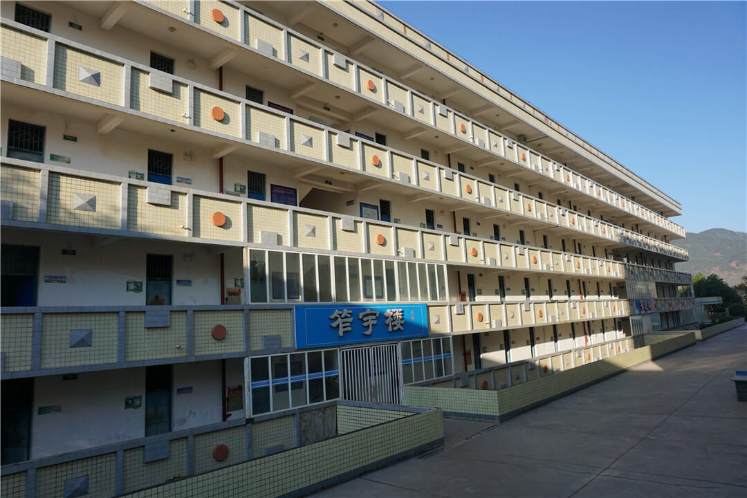漁門中學學校寢室如何？