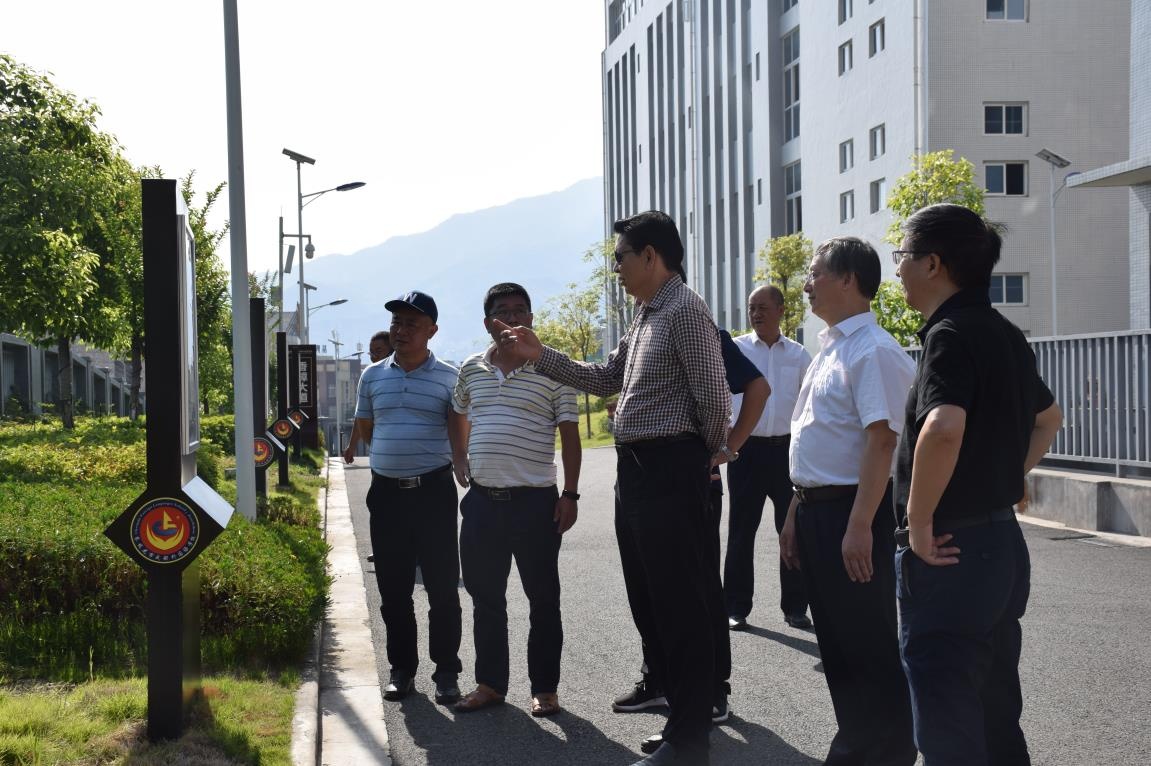 云南麗江體育局局長參觀攀枝花市成都外國語學(xué)校