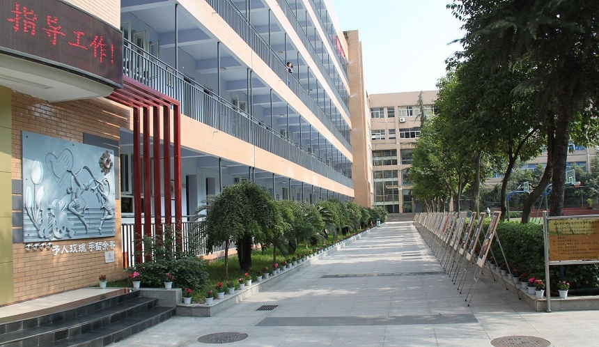 成都大學(xué)附屬中學(xué)地址位置在哪里？