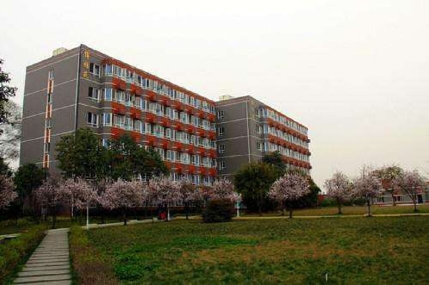 四川師范大學(xué)實驗外國語學(xué)校地址在哪里？