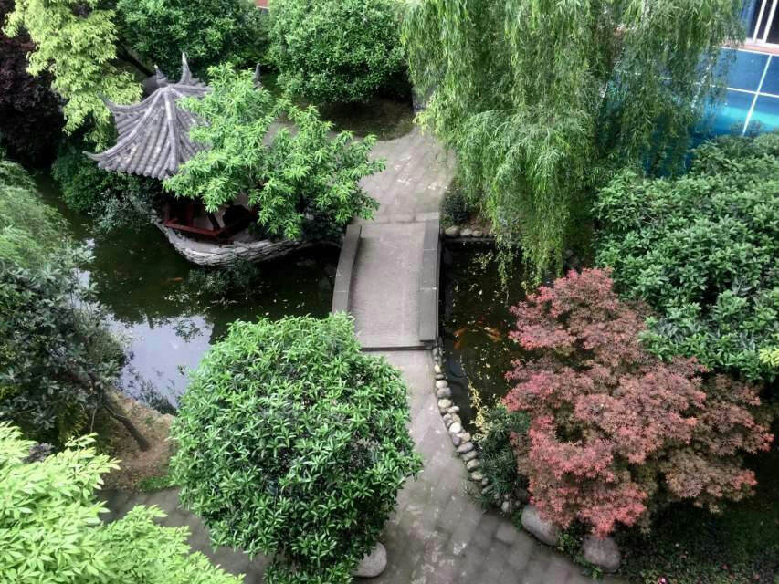 成都八中是公辦高中還市私立高中？