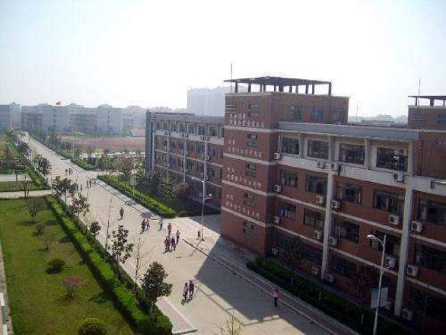 都江堰中學(xué)聯(lián)系電話是多少？