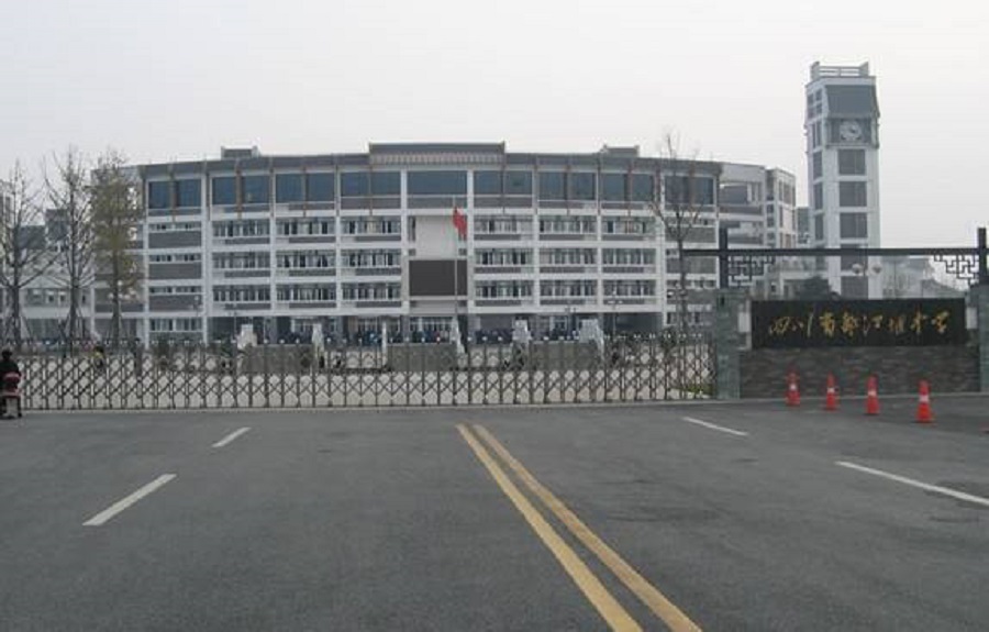 都江堰中學(xué)是公辦還是民辦？
