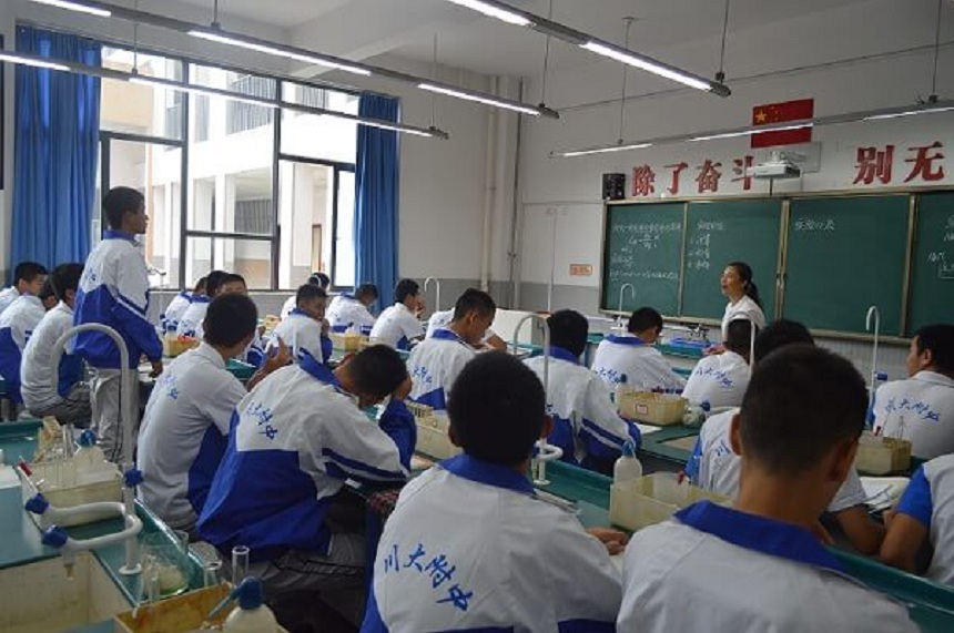 四川大學(xué)附屬中學(xué)2018年招生人數(shù)是多少？