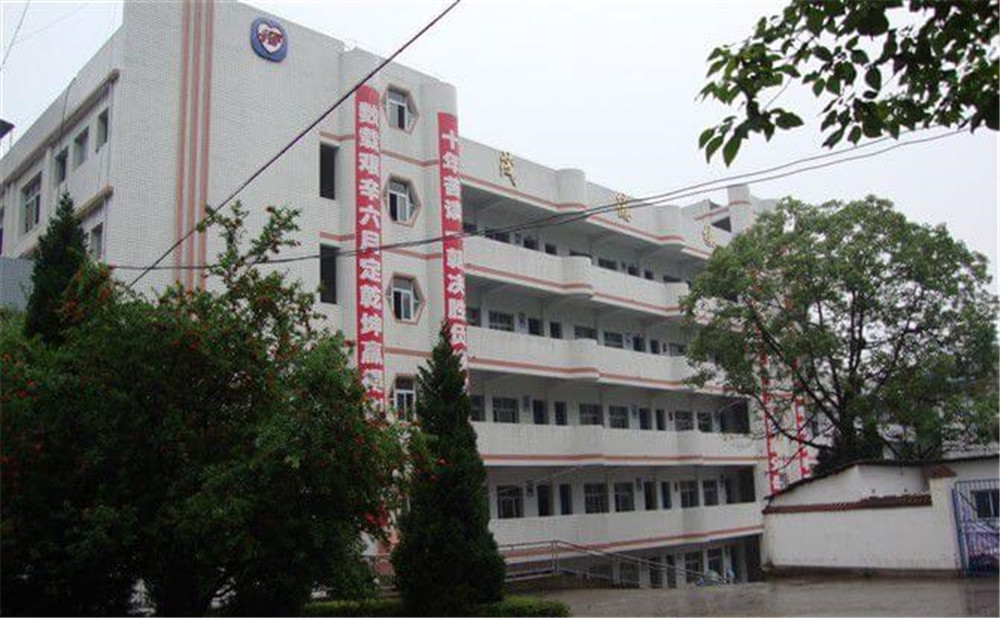 平昌中學(xué)學(xué)校詳細地址在什么地方？