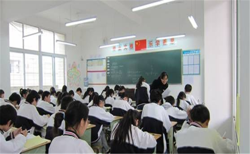 鼎山中學學校環(huán)境怎么樣？