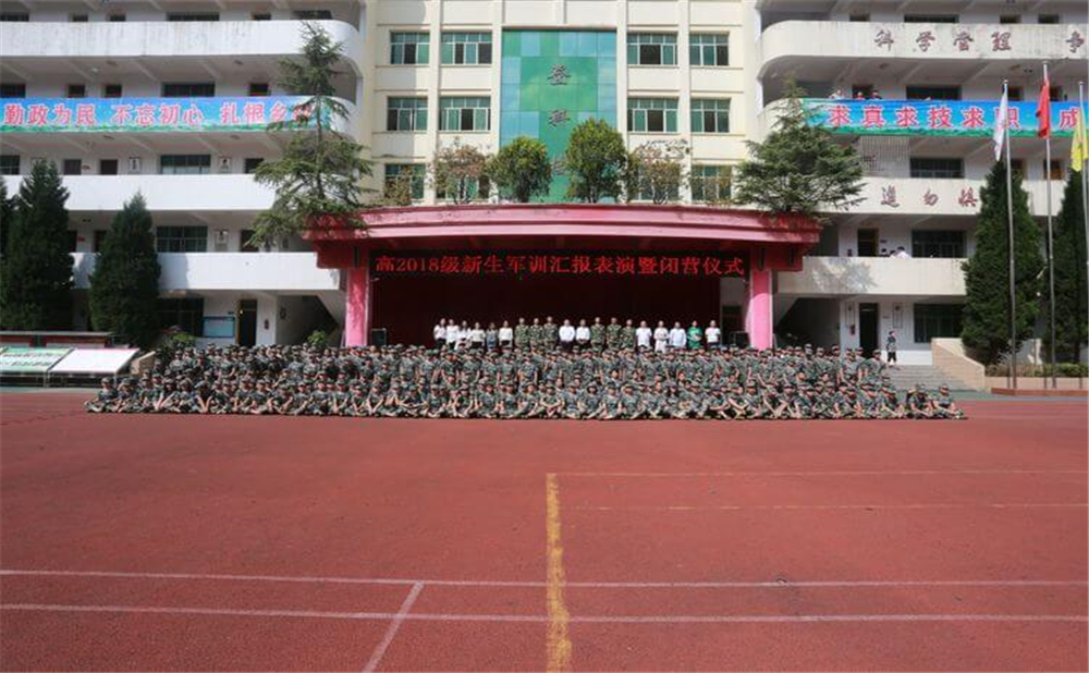 恩陽登科中學學校學費多少錢一年？
