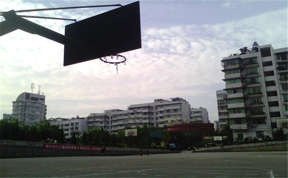 內(nèi)江市翔龍中學(xué)學(xué)校環(huán)境怎么樣？
