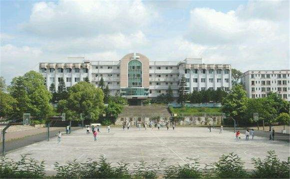 內(nèi)江十中學(xué)校環(huán)境怎么樣？