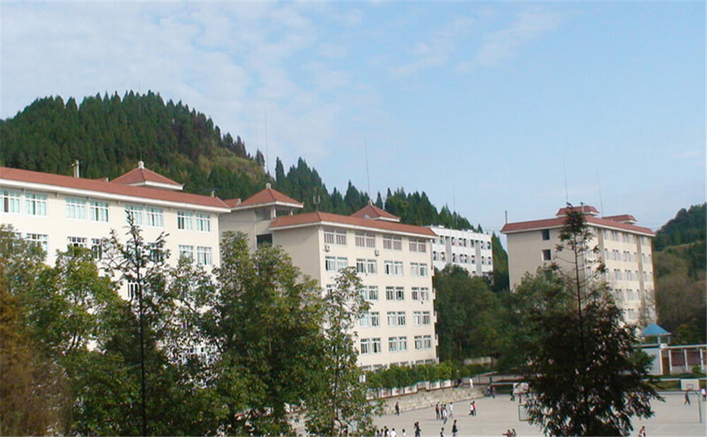 建興中學(xué)學(xué)校環(huán)境怎么樣？