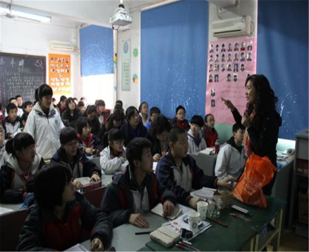 西昌市第四中學(xué)2020年學(xué)校學(xué)費(fèi)多少錢一年？
