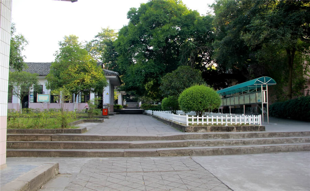 蓬安中學(xué)學(xué)校詳細(xì)地址在什么地方？