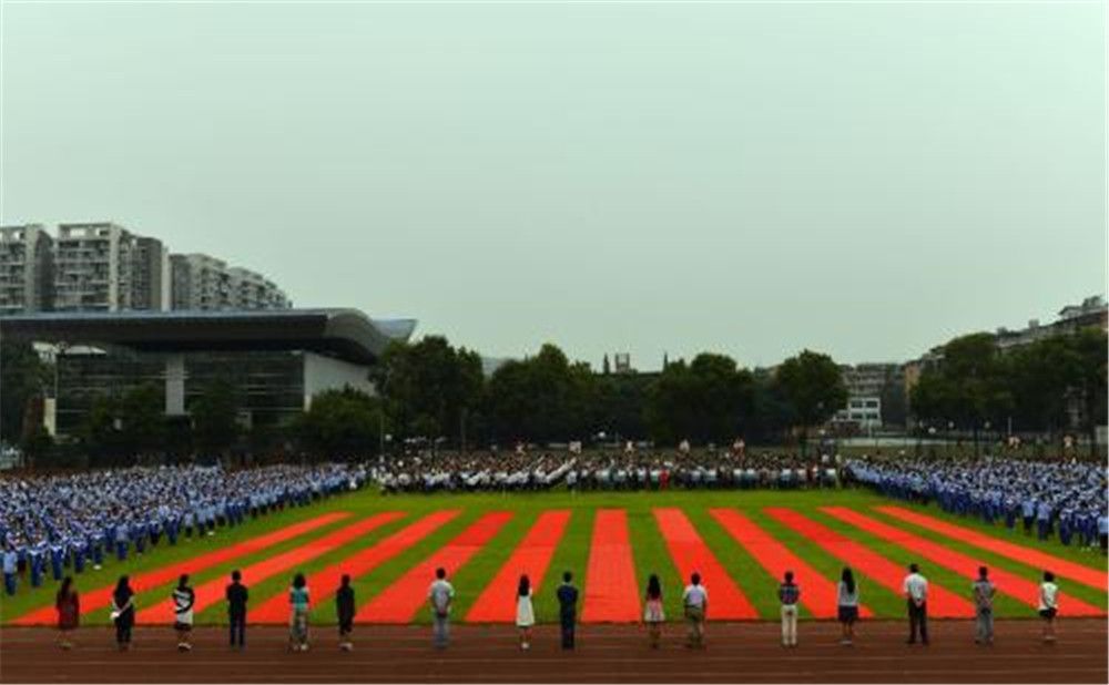 成都華西中學(xué)每年的學(xué)費是多少？