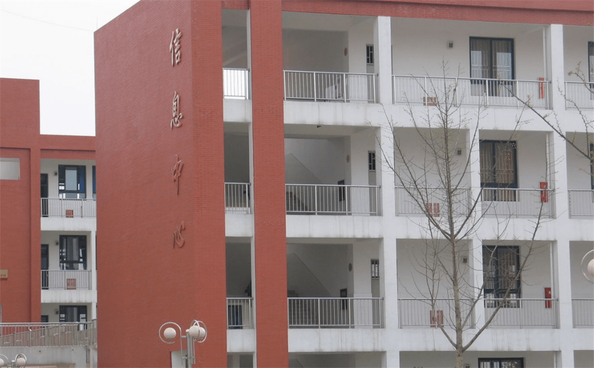 金堂中學(xué)每年的學(xué)費(fèi)是多少錢？