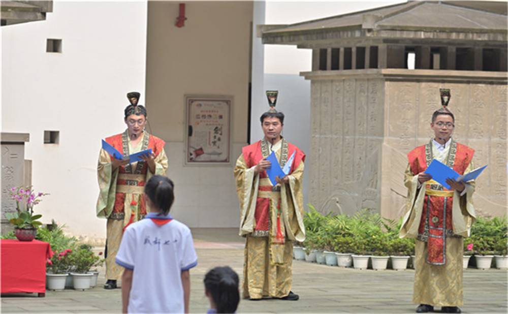成都七中萬達(dá)一年的學(xué)費(fèi)是多少？
