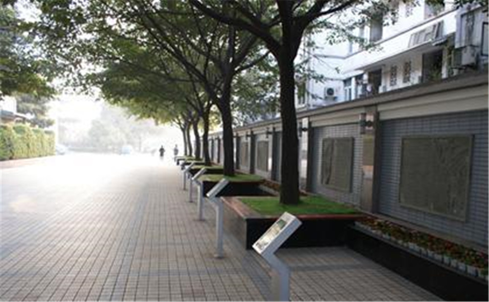 成都市田家炳中學(xué)外招生一年的學(xué)費(fèi)是多少？