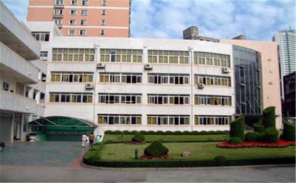 成都市鹽道街中學(xué)外招生一年的學(xué)費是多少？