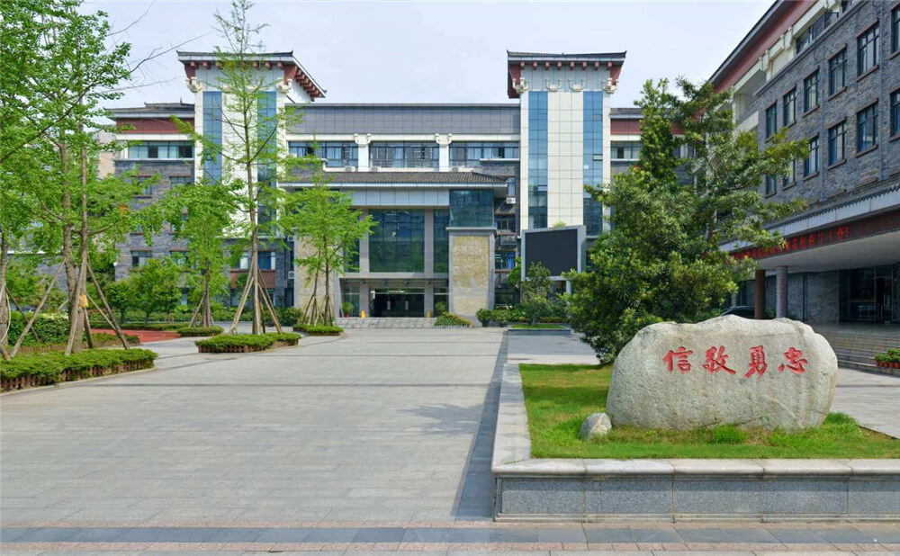 成都市西北中學(xué)外招生一年的學(xué)費(fèi)是多少錢？