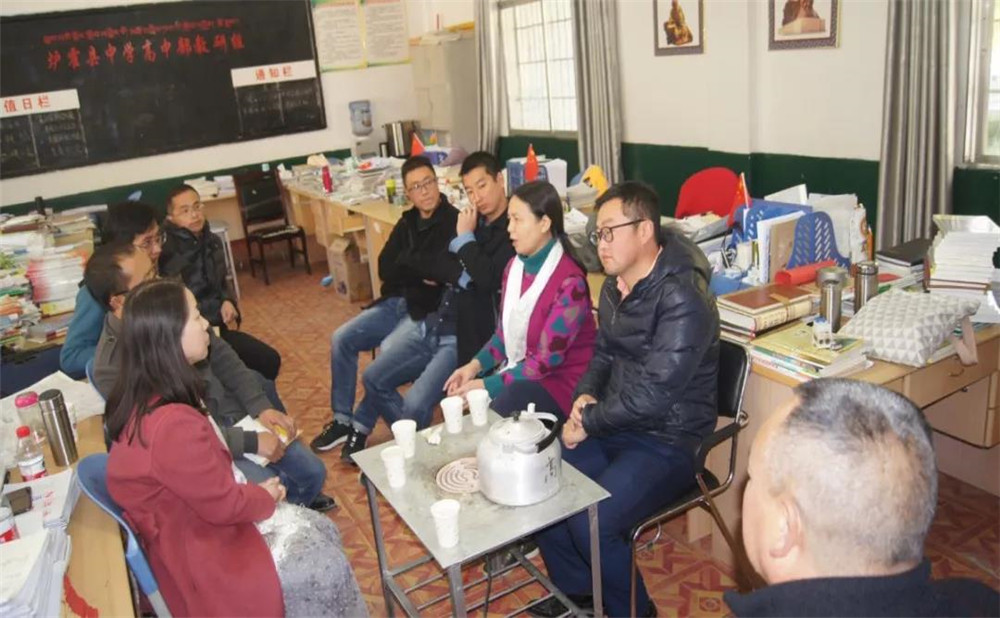 四川師范大學(xué)附屬中學(xué)外招生一年的學(xué)費(fèi)是多少？