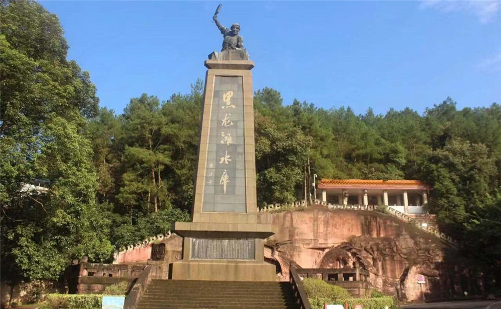 成都石室中學(xué)每年學(xué)費(fèi)多少？