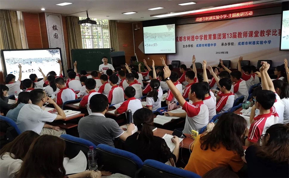 成都市泡桐樹中學(xué)每年學(xué)費(fèi)多少？