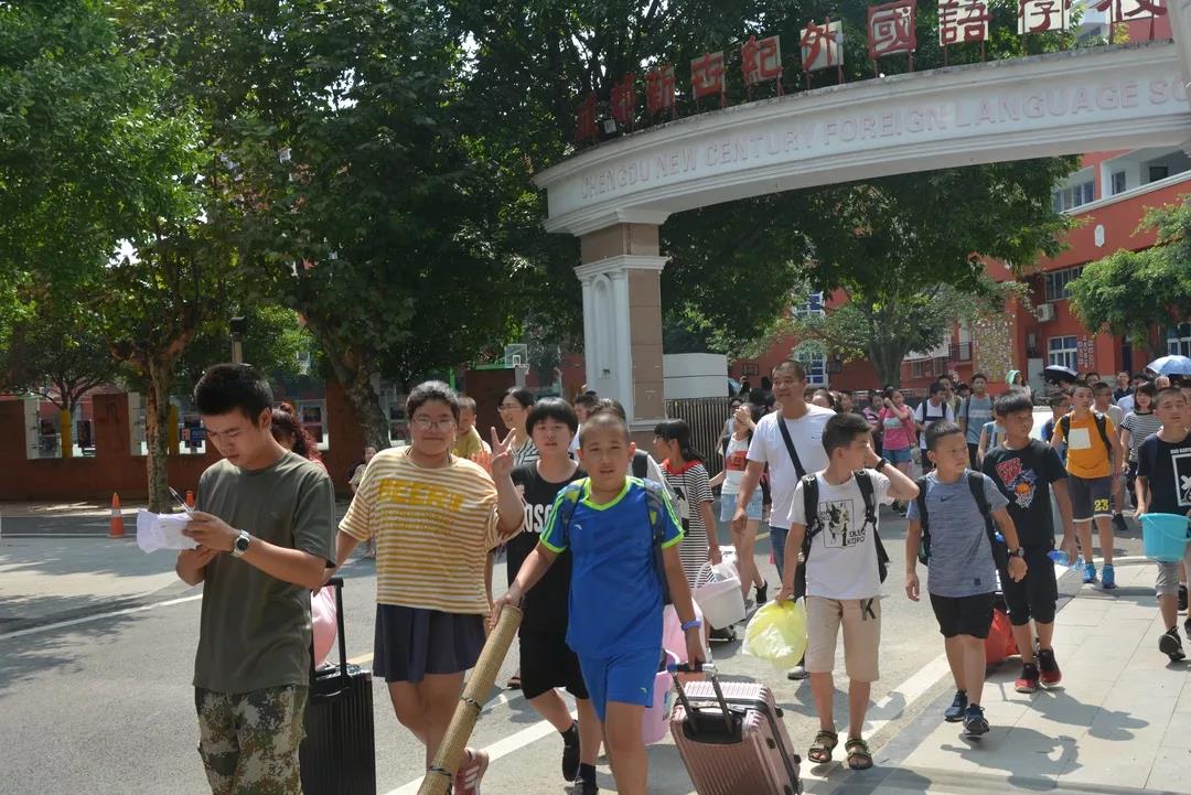 成都新世紀外國語學校一年的學費是多少？