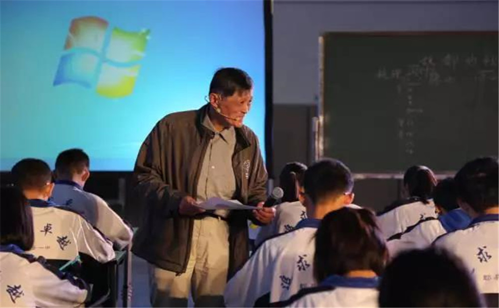 郫縣一中外招生一年的學(xué)費是多少？
