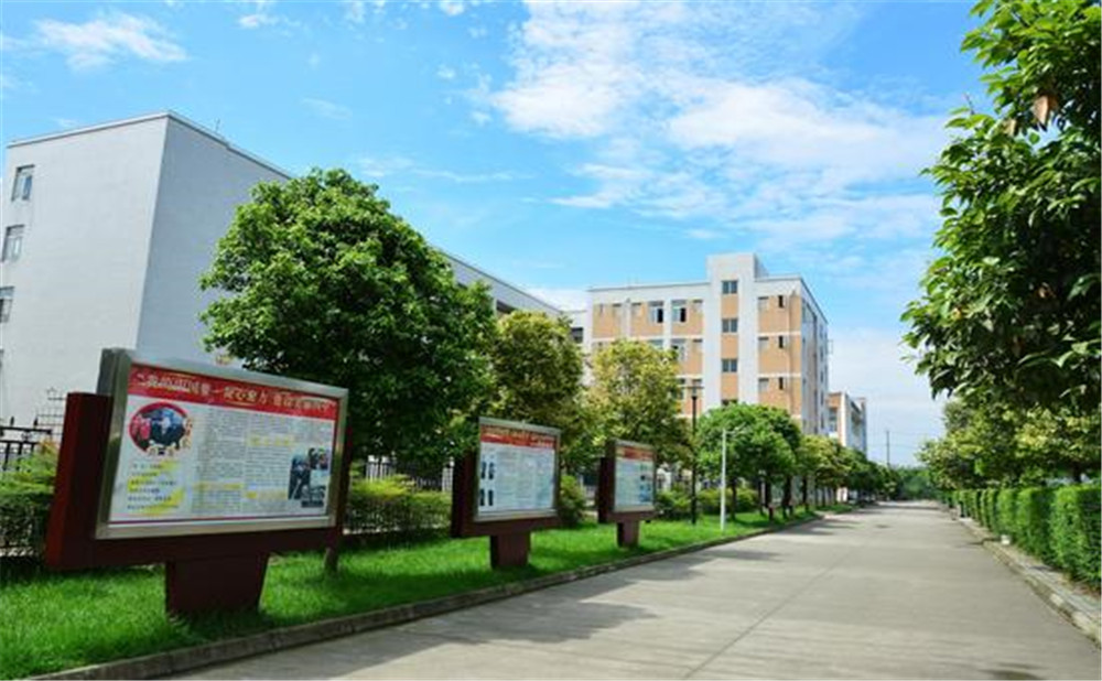 郫縣四中外招生一年的學(xué)費(fèi)是多少？