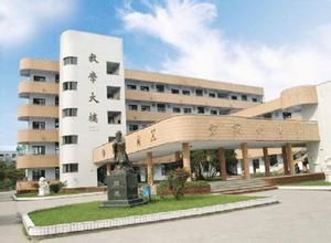 彭州中學(xué)一年的學(xué)費(fèi)是多少？