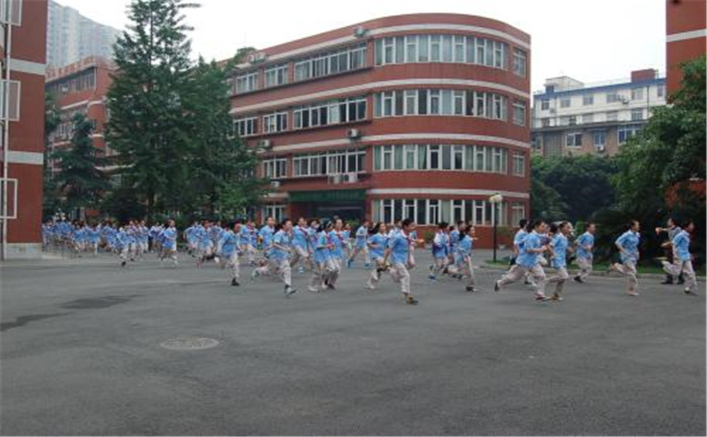 北師大成都實(shí)驗(yàn)中學(xué)的學(xué)費(fèi)是多少？