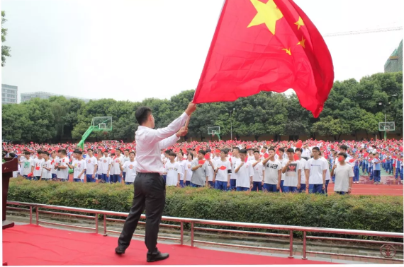 成都石室佳興外國語學(xué)校的學(xué)費(fèi)是多少？