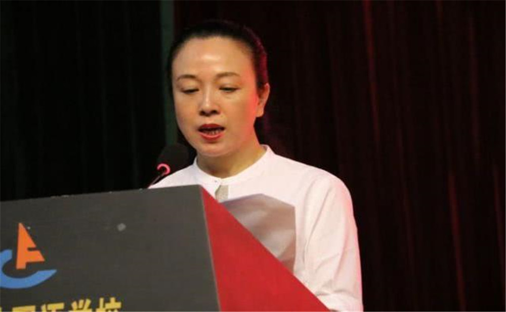 成都外國(guó)語(yǔ)學(xué)校的學(xué)費(fèi)是多少是多少？