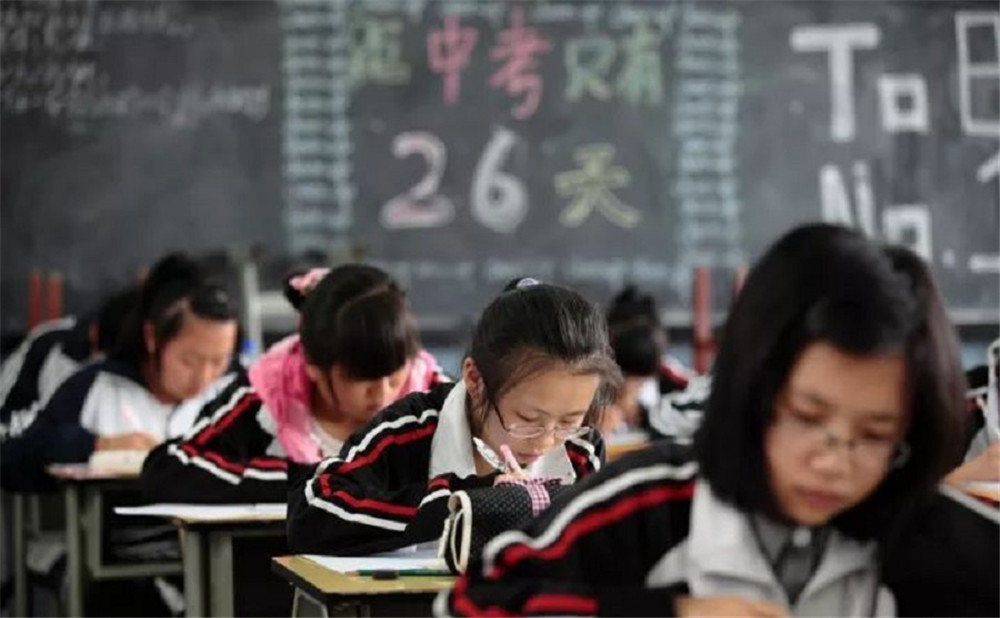 成都實驗外國語學(xué)校的學(xué)費是多少？