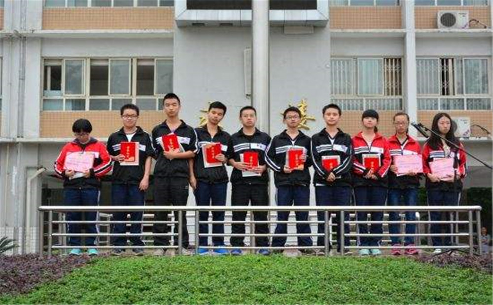 郫縣四中學(xué)費(fèi)是多少？