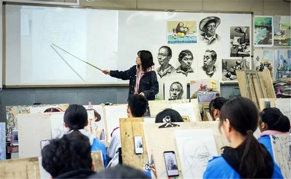 成都市第三中學(xué)錄取分?jǐn)?shù)是多少？