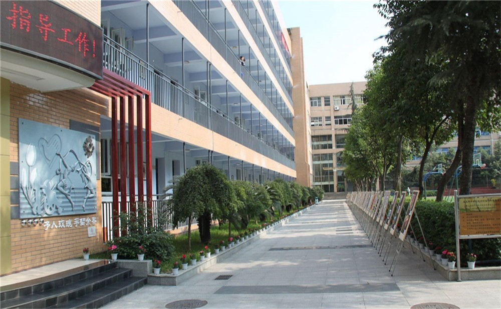 2020年成都大學(xué)附屬中學(xué)計劃招多少人？