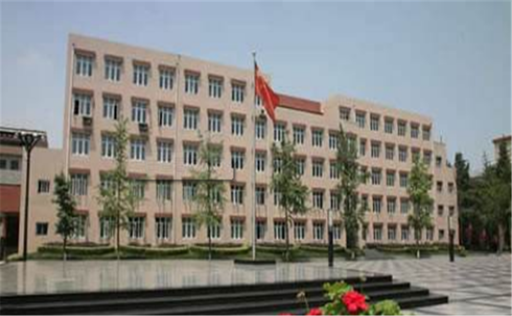 成都西藏中學(xué)高中一年的學(xué)費(fèi)是多少？