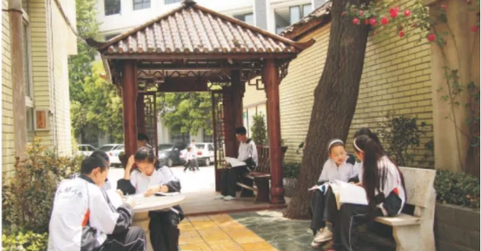 成都市第三十三中學(xué)的宿舍怎么樣？