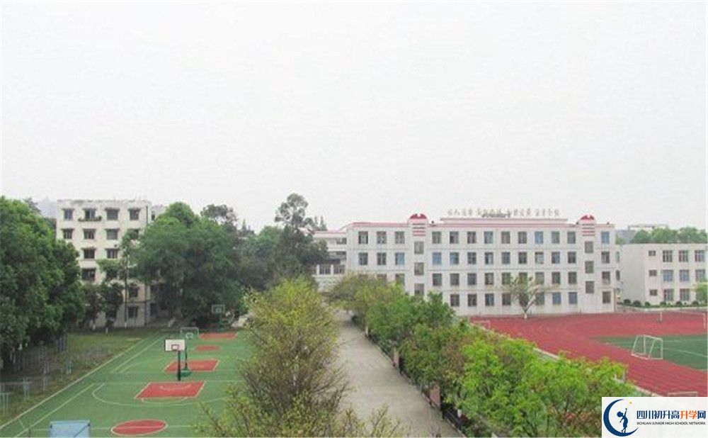 青白江中學的學費收費標準是多少錢？