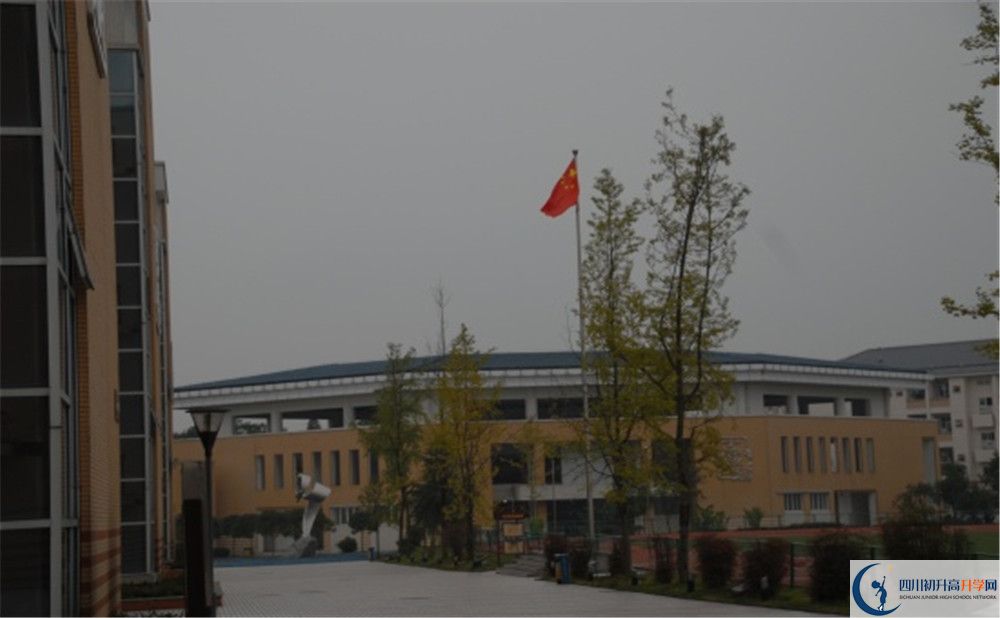 八一聚源高級中學(xué)的學(xué)費收費標(biāo)準(zhǔn)是多少？