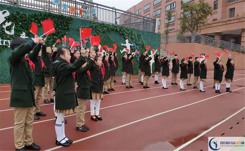 成都實外新都五龍山學(xué)校的學(xué)費(fèi)大概是多少？
