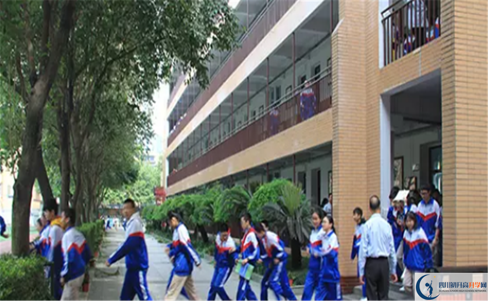 成都大學(xué)附屬中學(xué)的學(xué)費大概多少？