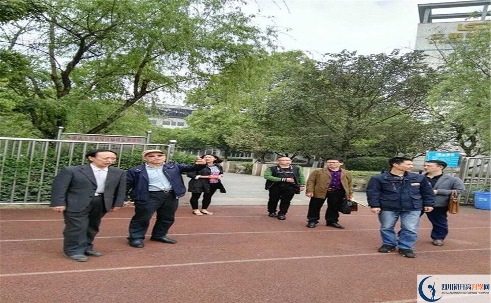成都嘉祥外國(guó)語(yǔ)學(xué)校一年的學(xué)費(fèi)是多少？