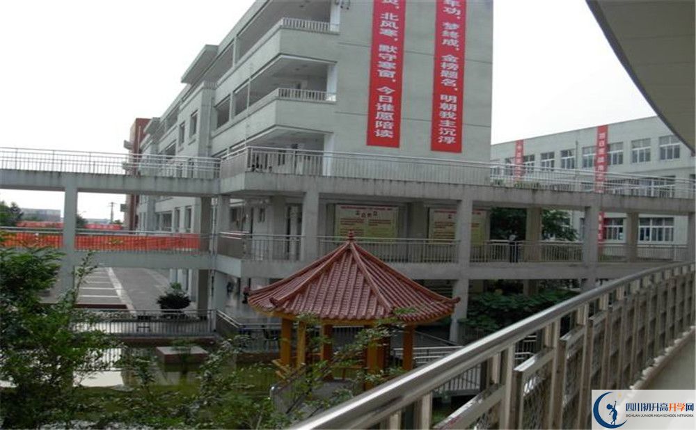 中考成都市龍泉中學(xué)的招生分?jǐn)?shù)線是多少？
