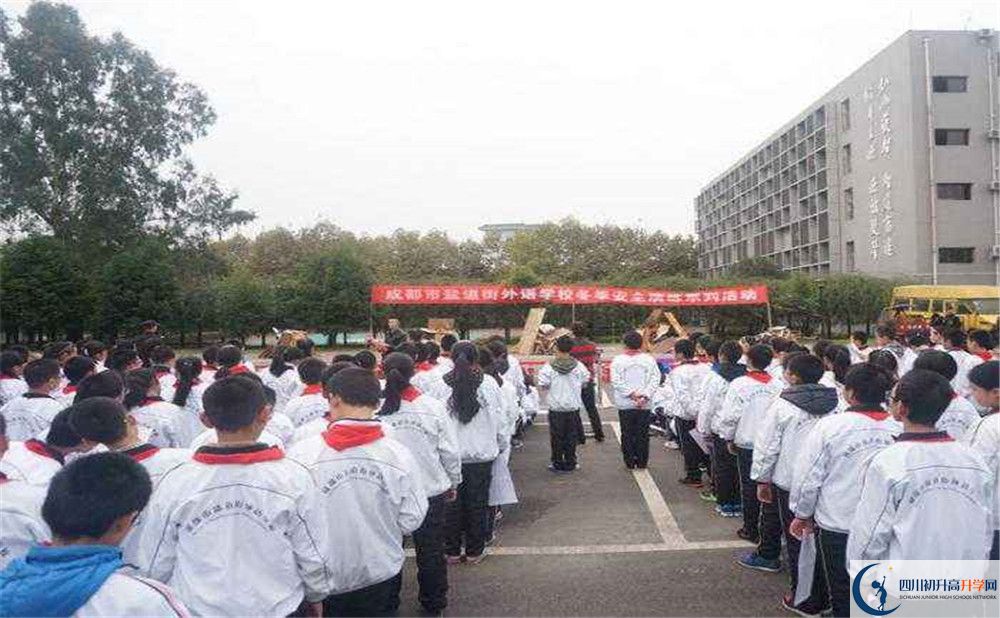 鹽道街外國(guó)語(yǔ)學(xué)校一年的學(xué)費(fèi)是多少？