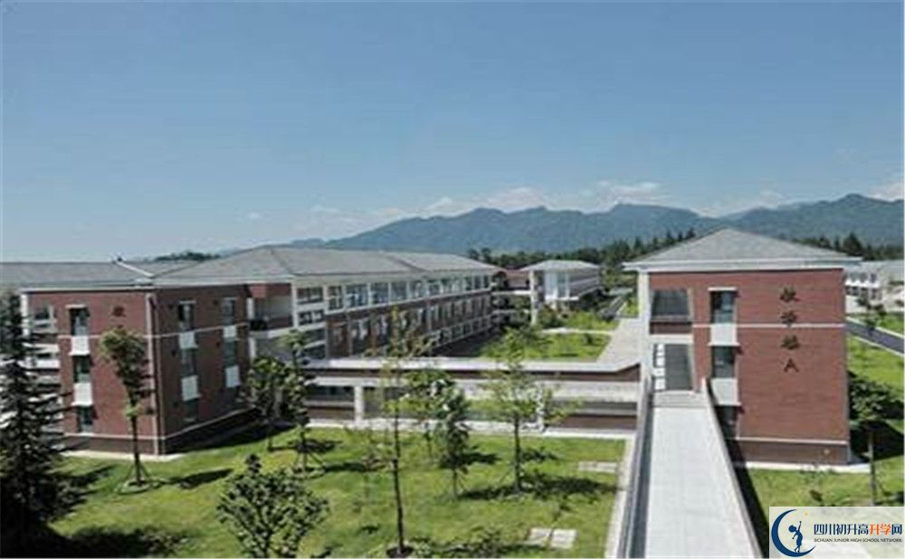 青城山高級中學一年的學費是多少？