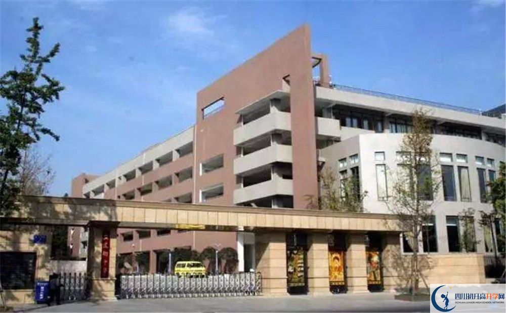 成都市田家炳中學(xué)的高中住宿好不好？