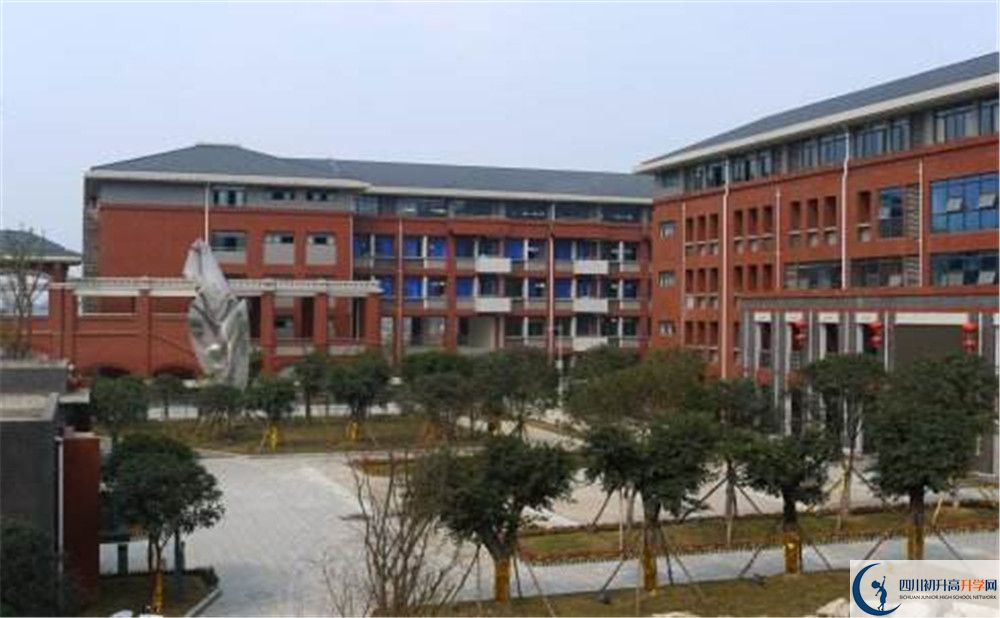 成都七中萬達學(xué)校一學(xué)期的學(xué)費是多少？