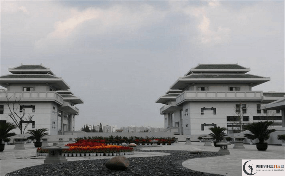 成都石室中學(xué)北湖校區(qū)一學(xué)期的學(xué)費(fèi)是多少錢(qián)？